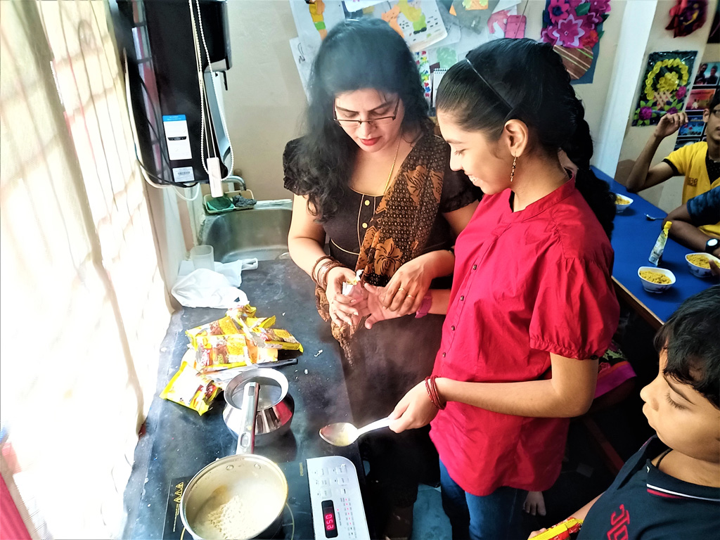Deevena-Seniors-cooking-class-aditi