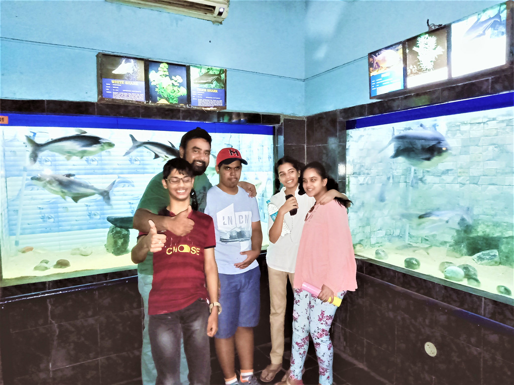 Deevena-Seniors-outing-Vizag-aquarium-sharks